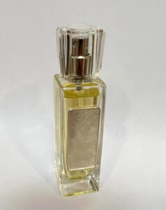 Przykładowa blaszka na flakonie perfum